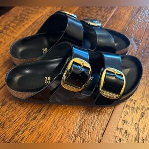 Birkenstock women’s ARIZONA BIG BUCKLE natural leather patent black and gold.
